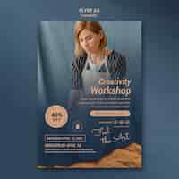 PSD gratuito folleto vertical para taller de alfarería creativa con mujer