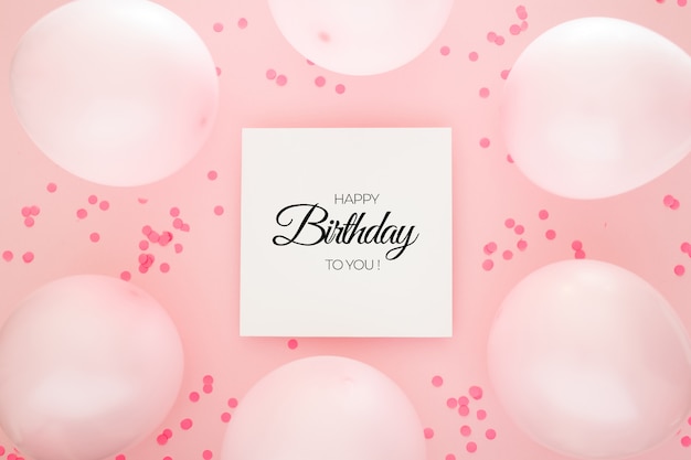 PSD gratuito fondo de cumpleaños con globos y confeti rosa