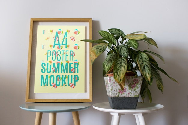 Gratis PSD frame mockup op tafel met plant