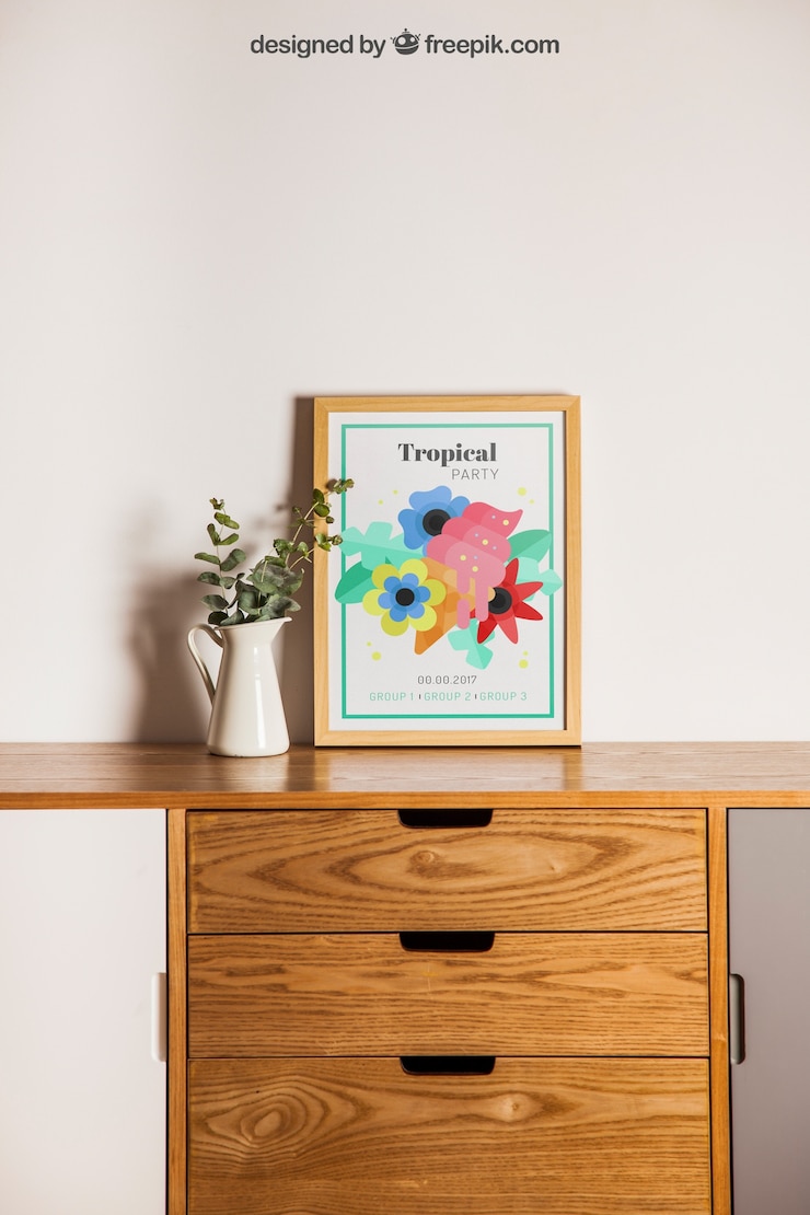Gratis PSD frame naast plant op bureau