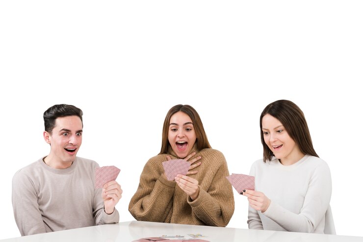 PSD Gratis friends playing card games isolated