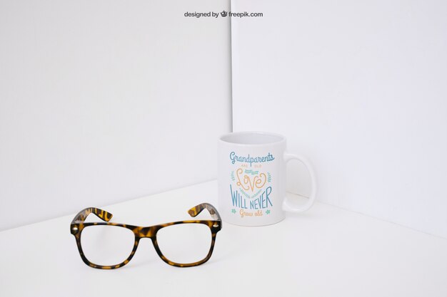 Gafas enfrente de taza