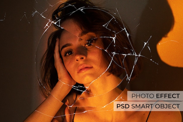 Gratis PSD gebroken glaseffect over portret van vrouw