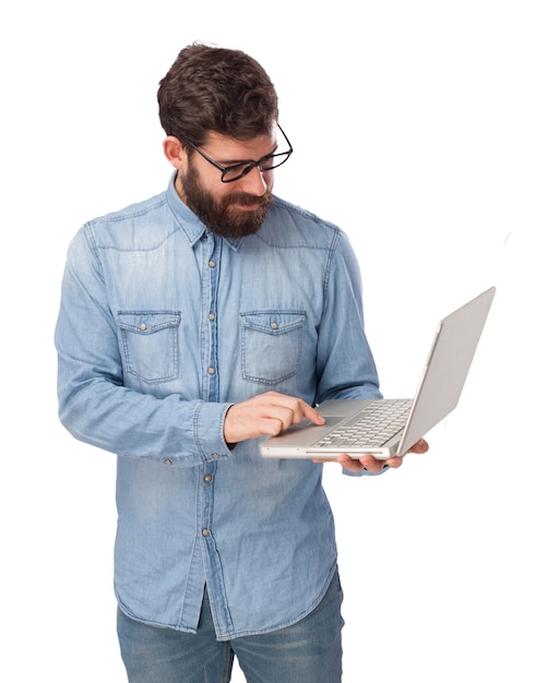 Geconcentreerde tiener met zijn laptop