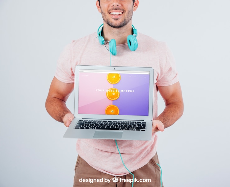 Gratis PSD gelukkige kerel houden laptop's mock up