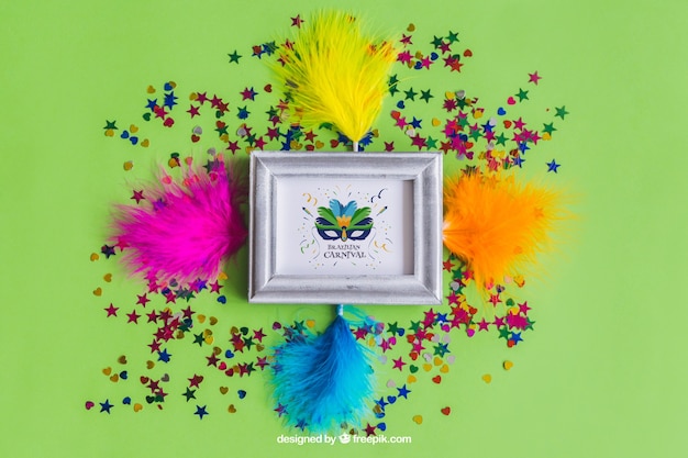 Genial diseño de mockup de carnaval con plumas de colores