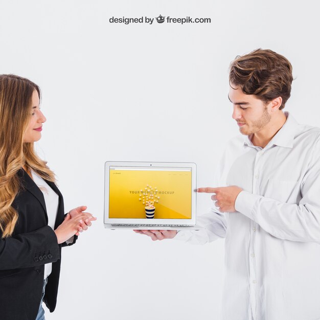 Gente de negocios mostrando tablet