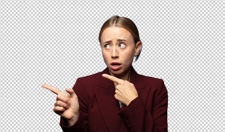 Gratis PSD gevoel geschokt en verrast wijzend naar de kopie ruimte aan de zijkant met verbaasd open mond blik