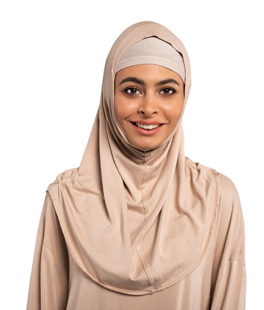 Giovane donna con l'hijab isolata