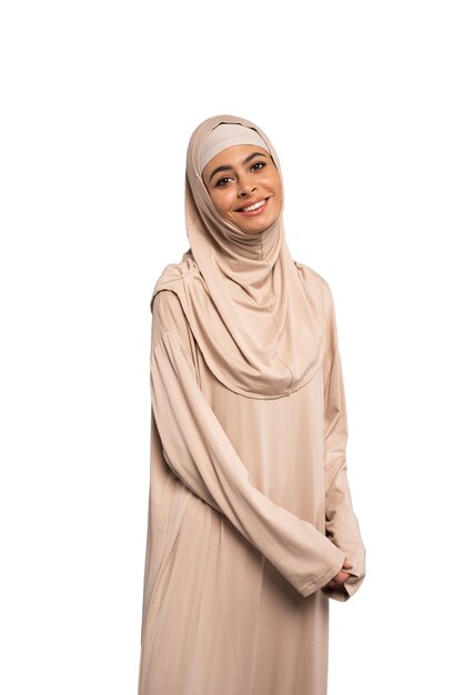 Giovane donna con l'hijab isolata