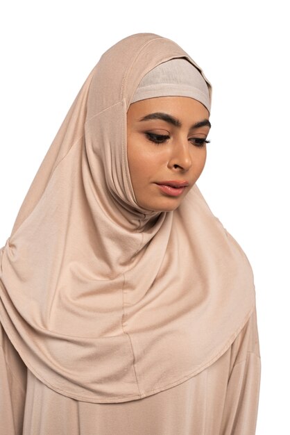 Giovane donna con l'hijab isolata