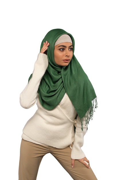 Giovane donna con l'hijab isolata
