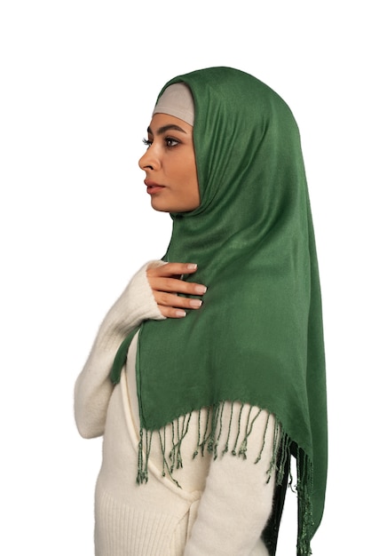 Giovane donna con l'hijab isolata