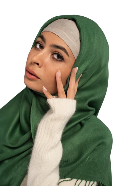 Giovane donna con l'hijab isolata
