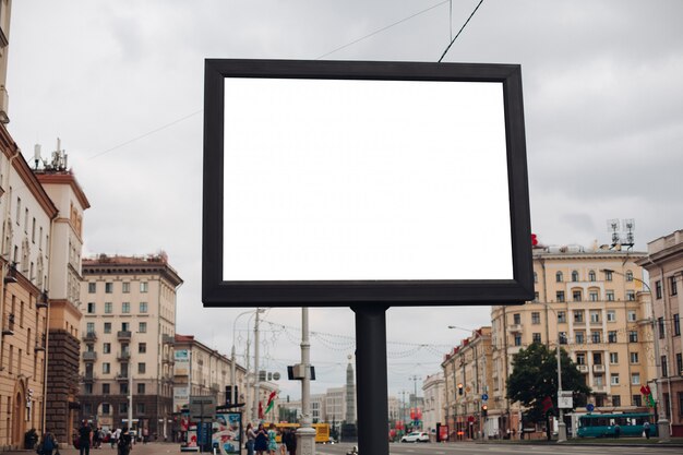 Una gran cartelera con información interesante y publicidad instalada a lo largo de una calle ancha en el centro de la ciudad.