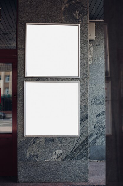 Groot lichtbord, billboard is aan de muur van het gebouw