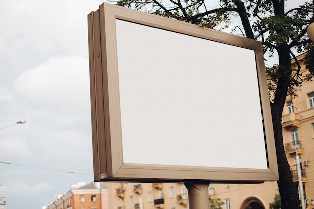 Groot schild voor buitenreclame, geïnstalleerd langs snelwegen, straten en drukke plaatsen