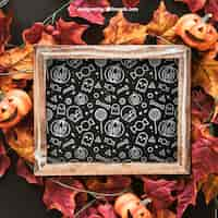 Gratis PSD halloween leisteen mockup op de herfstbladeren