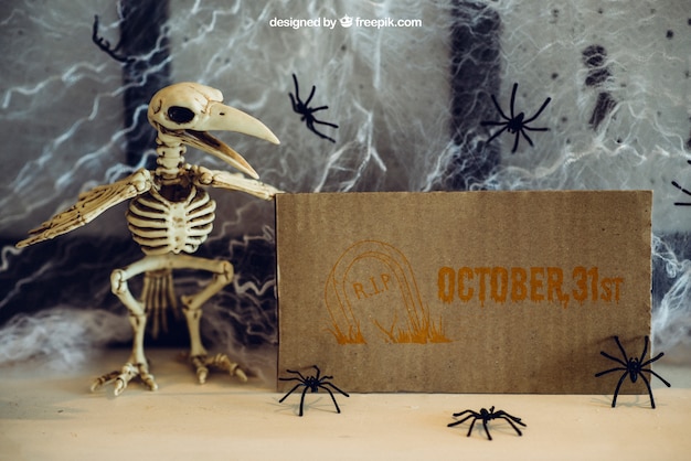 Gratis PSD halloween mockup met skelet van vogel