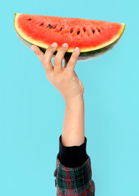 Hand met watermeloen