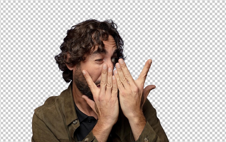Gratis PSD het gezicht bedekken met handen tussen de vingers kijken met een verbaasde uitdrukking en naar de zijkant kijken