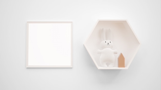 Gratis PSD het lege fotolijstmodel hangen op de muur naast een konijntjesstuk speelgoed