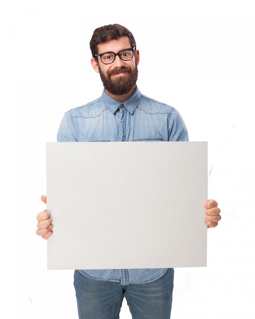 Hombre con camisa vaquera sujetando un cartel en blanco