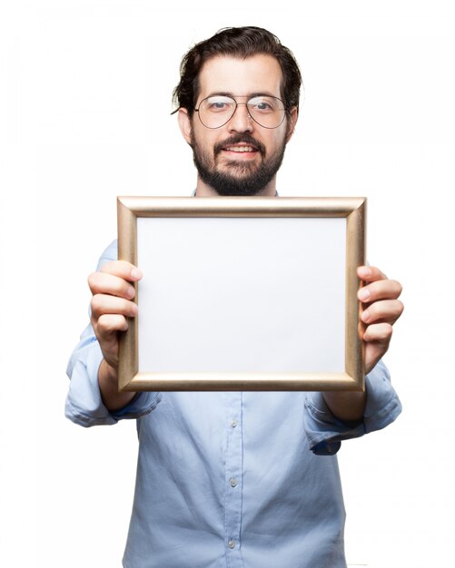 Hombre con gafas sujetando un marco