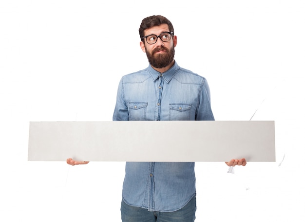 Hombre joven pensativo con un panel en blanco