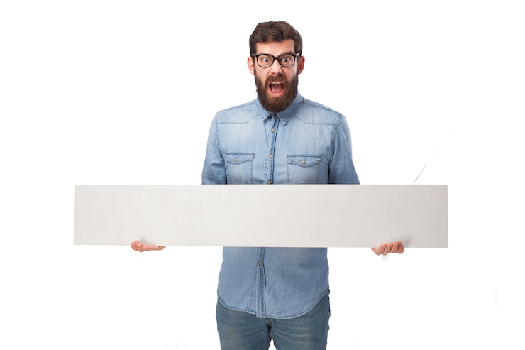 PSD gratuito hombre loco sosteniendo un cartel