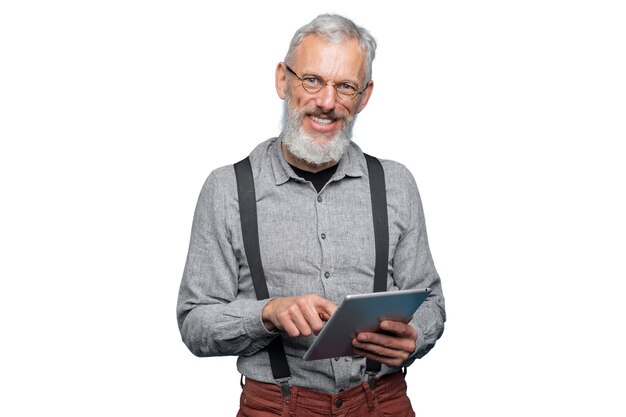 Hombre mayor usando tecnología