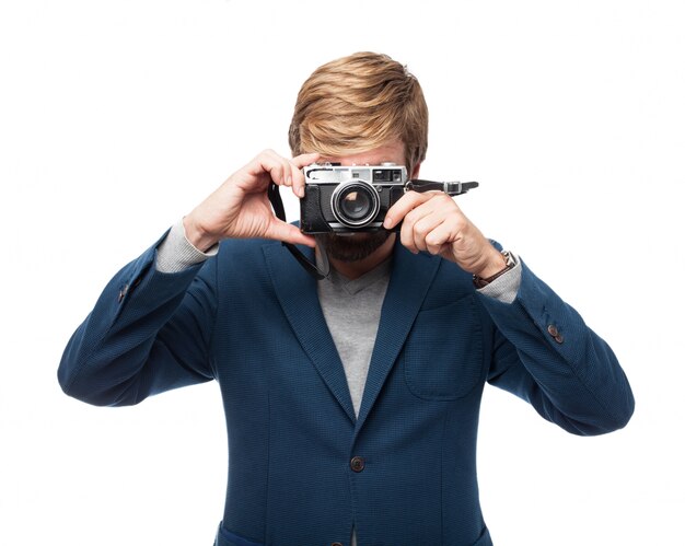 Hombre de negocios haciendo una foto con una cámara vintage