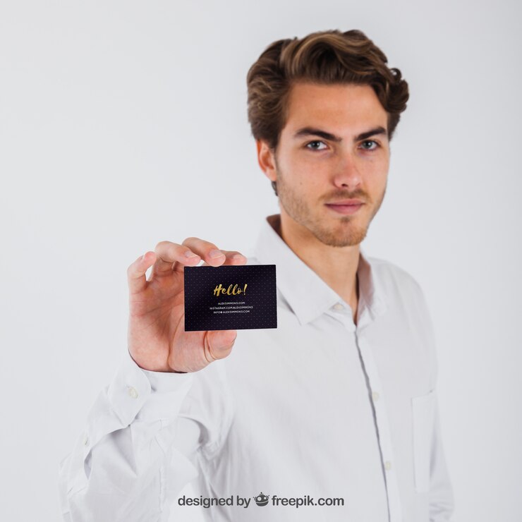 PSD gratuito hombre de negocios mostrando tarjeta de visita