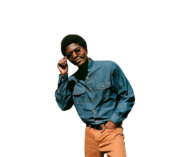 Hombre negro de mediana edad posando