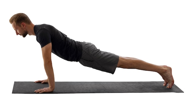Hombre en posición de yoga aislado