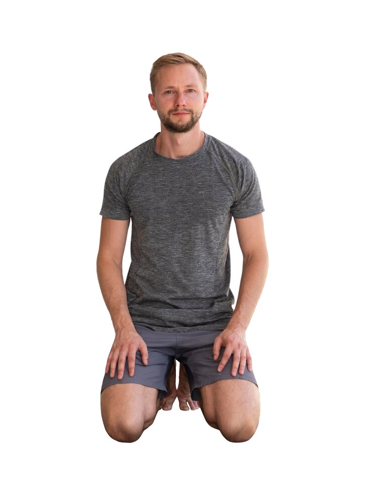 PSD gratuito hombre en posición de yoga aislado