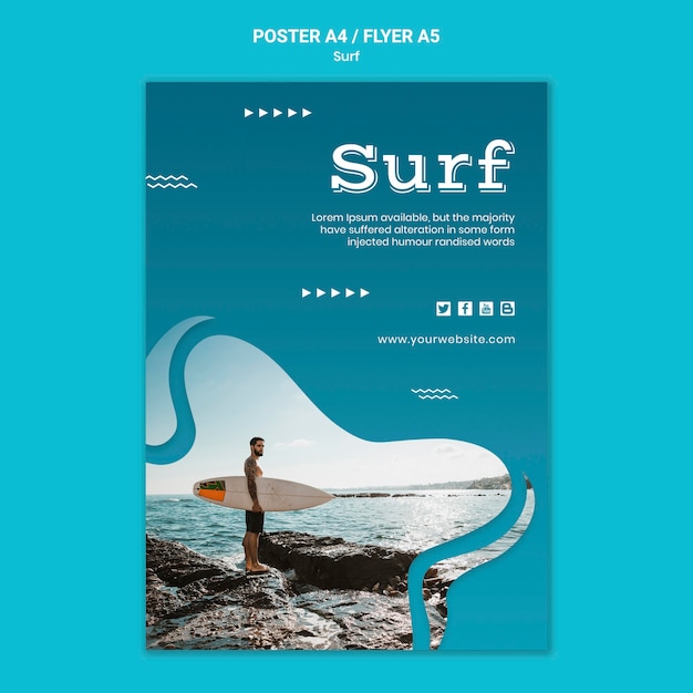 PSD gratuito hombre que sostiene un cartel de tabla de surf