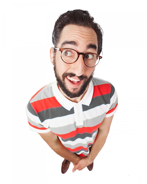 Hombre sonriendo con gafas