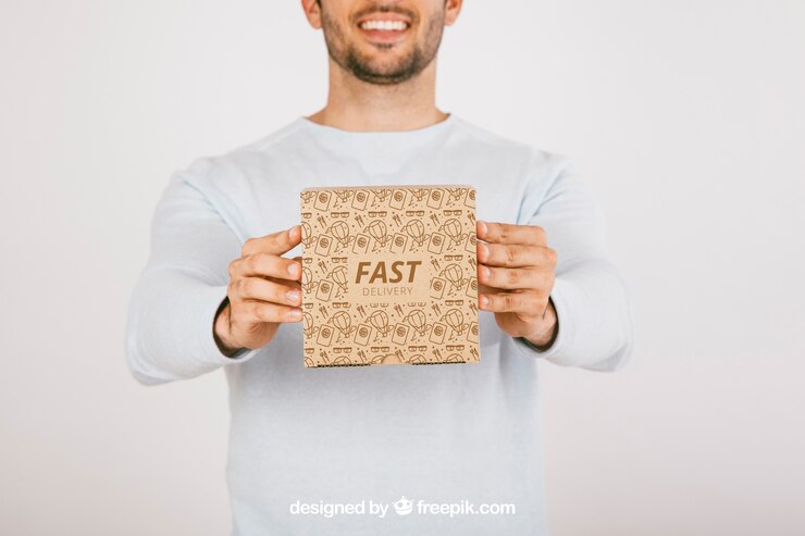 PSD gratuito hombre sonriente con caja de cartón