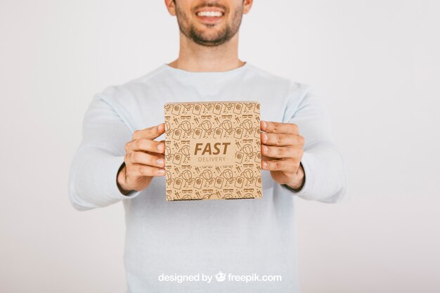 Hombre sonriente con caja de cartón