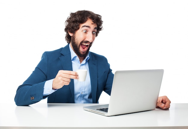 Hombre sorprendido con un café