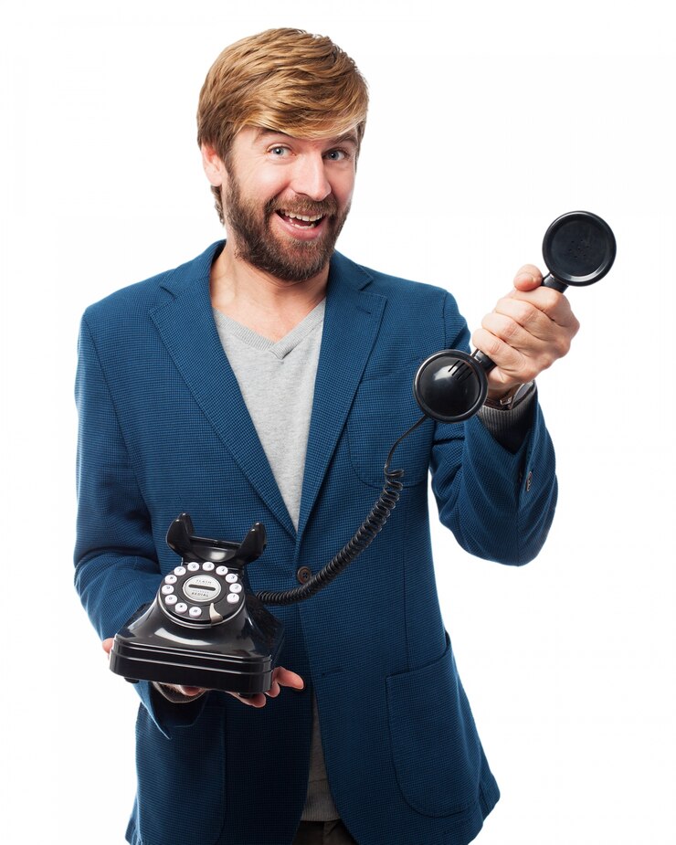 Hombre con un teléfono descolgado