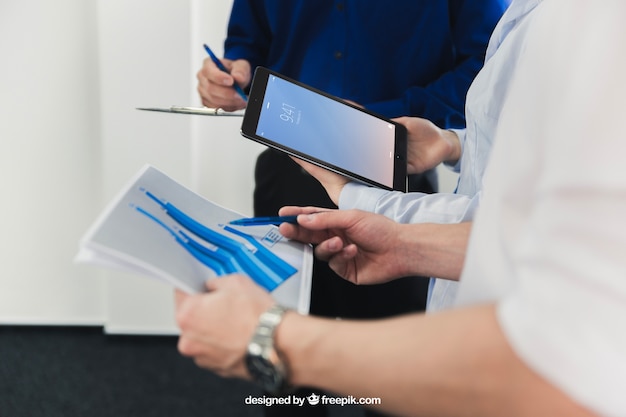 Il business si esibisce con il lavoro di squadra