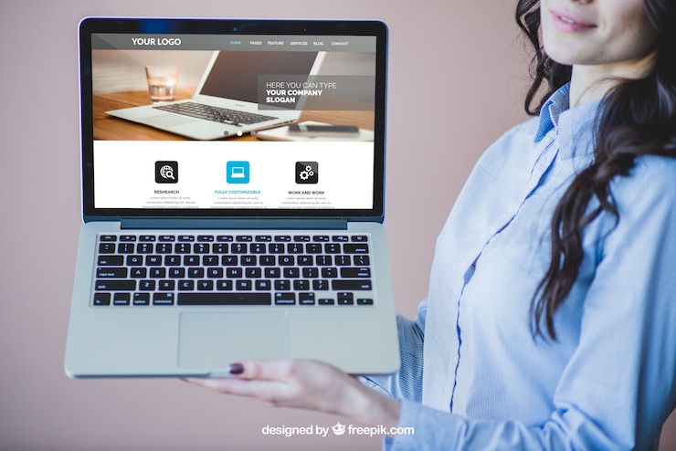 PSD gratuito imprenditrice che presenta computer portatile