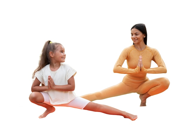 Instructora de yoga femenina haciendo meditación con niña