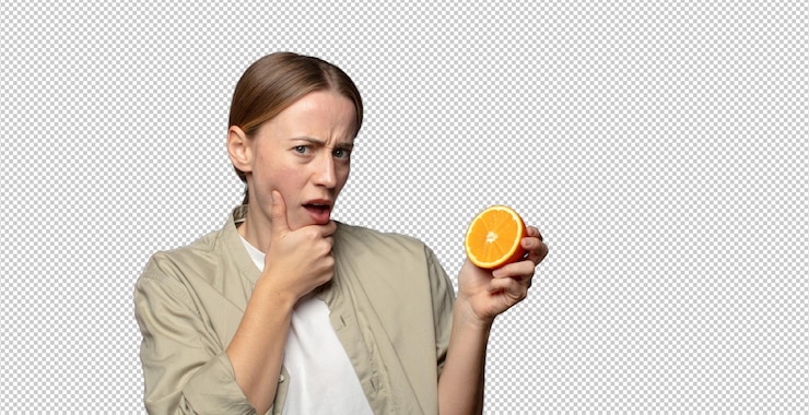 Gratis PSD jonge volwassen blonde vrouw met een sinaasappel
