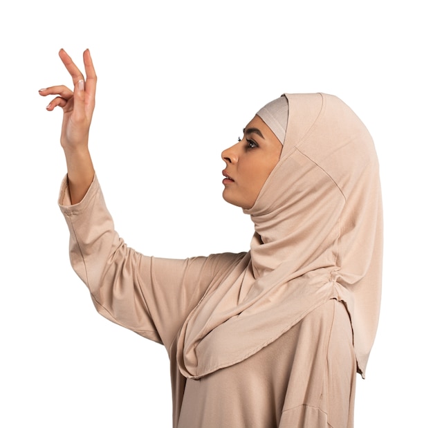 Jonge vrouw met hijab geïsoleerd