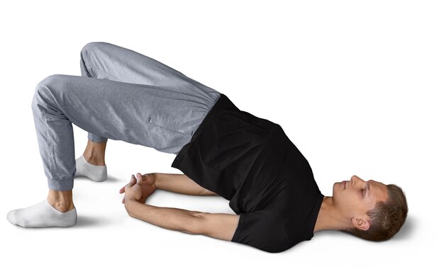 Un joven haciendo una posición de yoga