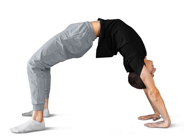 Un joven haciendo una posición de yoga
