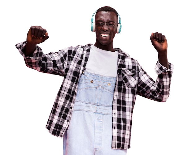 Un joven de plano medio posando en el estudio.